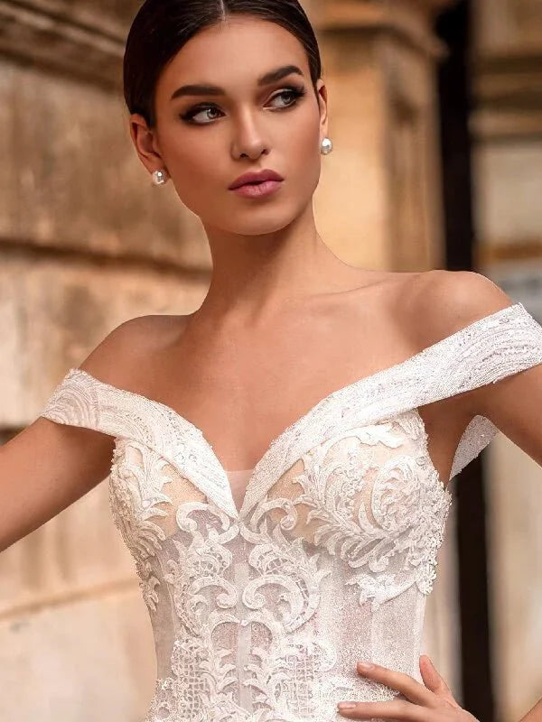 Robe de mariée princesse volumineuse, vue de dos, détails et finitions