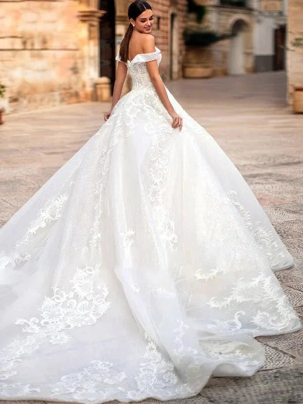 Robe de mariée princesse volumineuse, vue de profil, silhouette et tombé du tissu