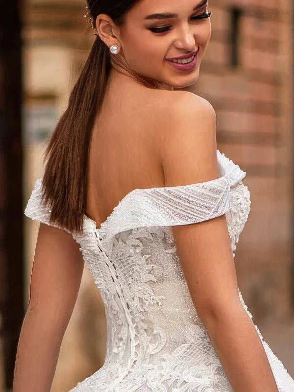 Robe de mariée princesse volumineuse, détail gros plan, broderie et ornements