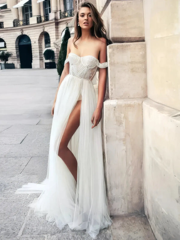 Robe de mariée sensuelle et raffinée vue de face, bustier drapé et fente