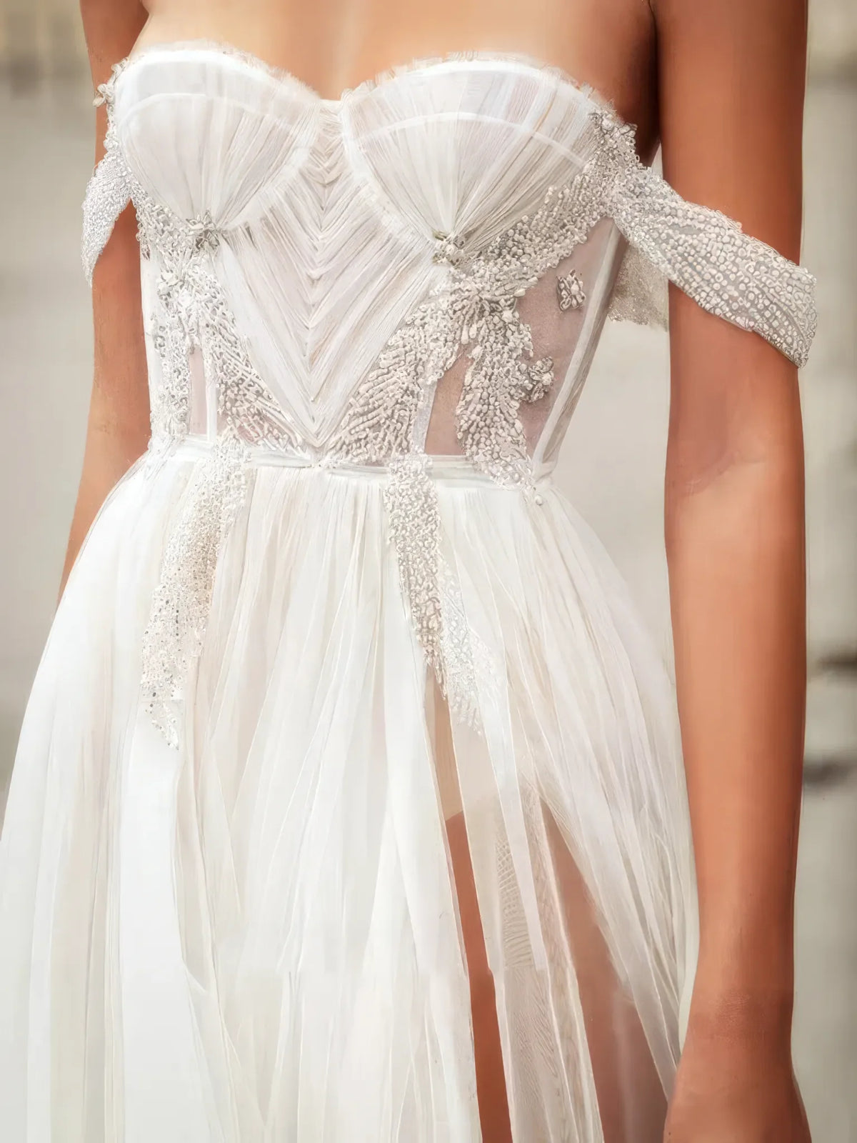Détail du corsage perlé de la robe de mariée sensuelle et raffinée