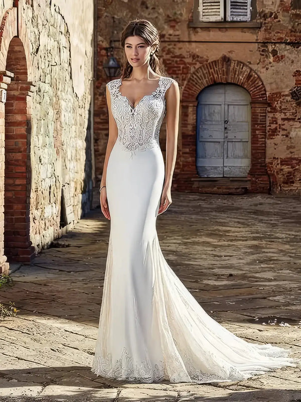 Robe de mariée sirène avec traîne portée de face, bustier en dentelle ajusté
