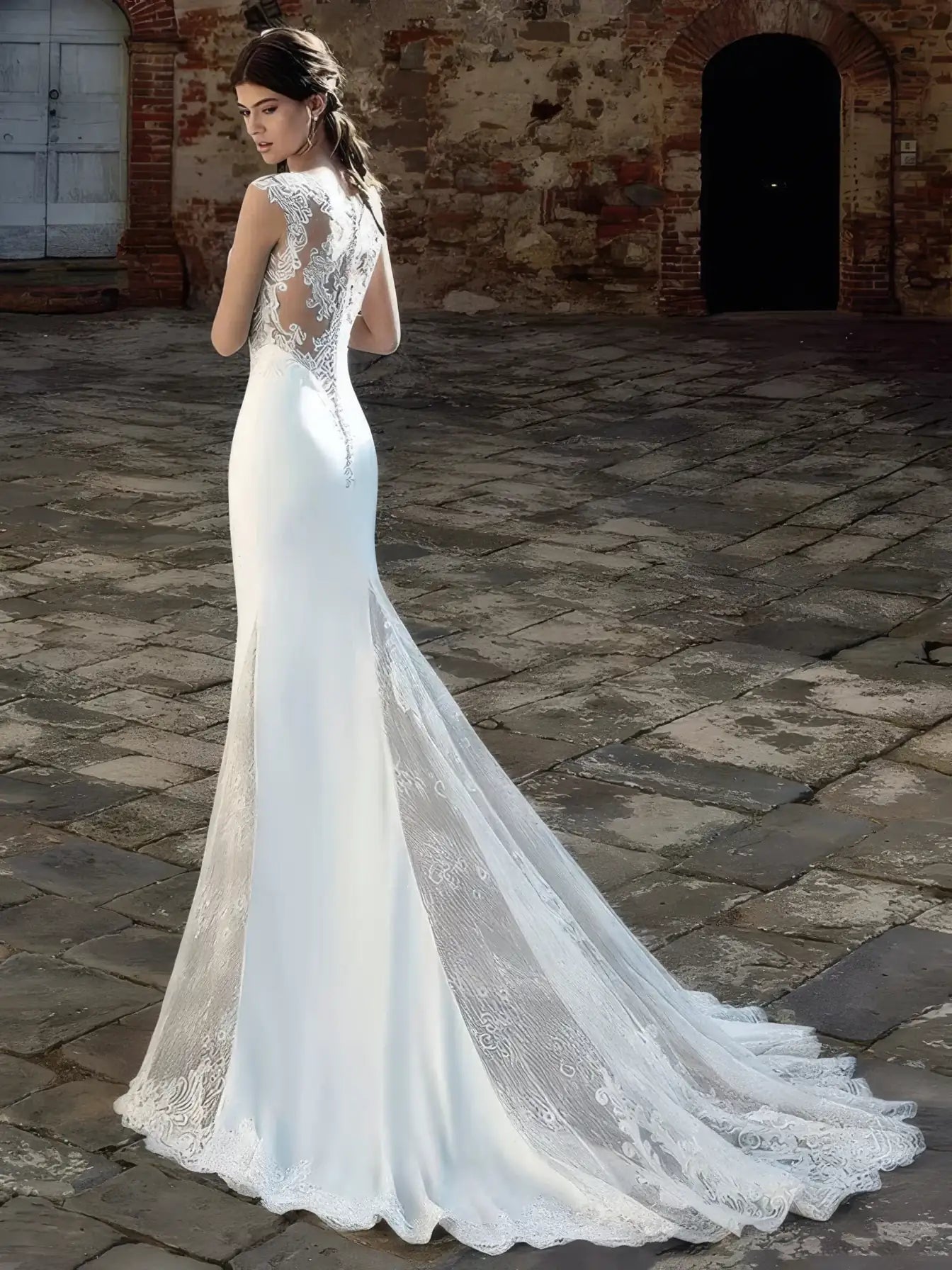 Robe de mariée sirène avec traîne portée de face, bustier en dentelle ajusté