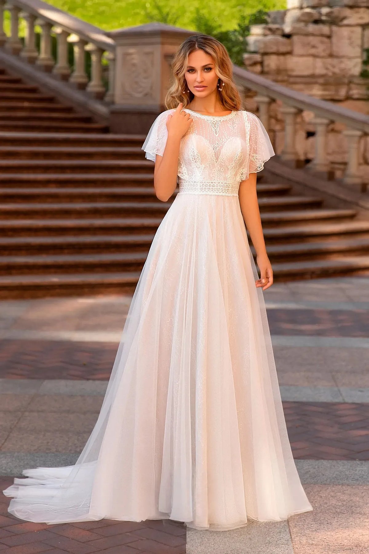 Robe de mariée taille empire en dentelle bohème, col rond, manches courtes évasées et jupe fluide en tulle