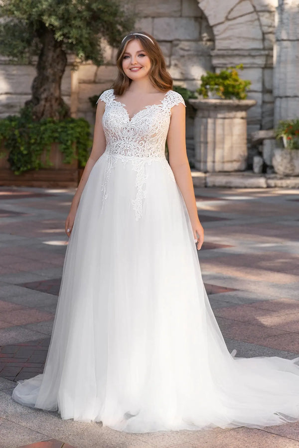 Robe de mariée chic pour femme ronde, décolleté en V, mancherons et bustier en dentelle guipure, jupe trapèze en tulle