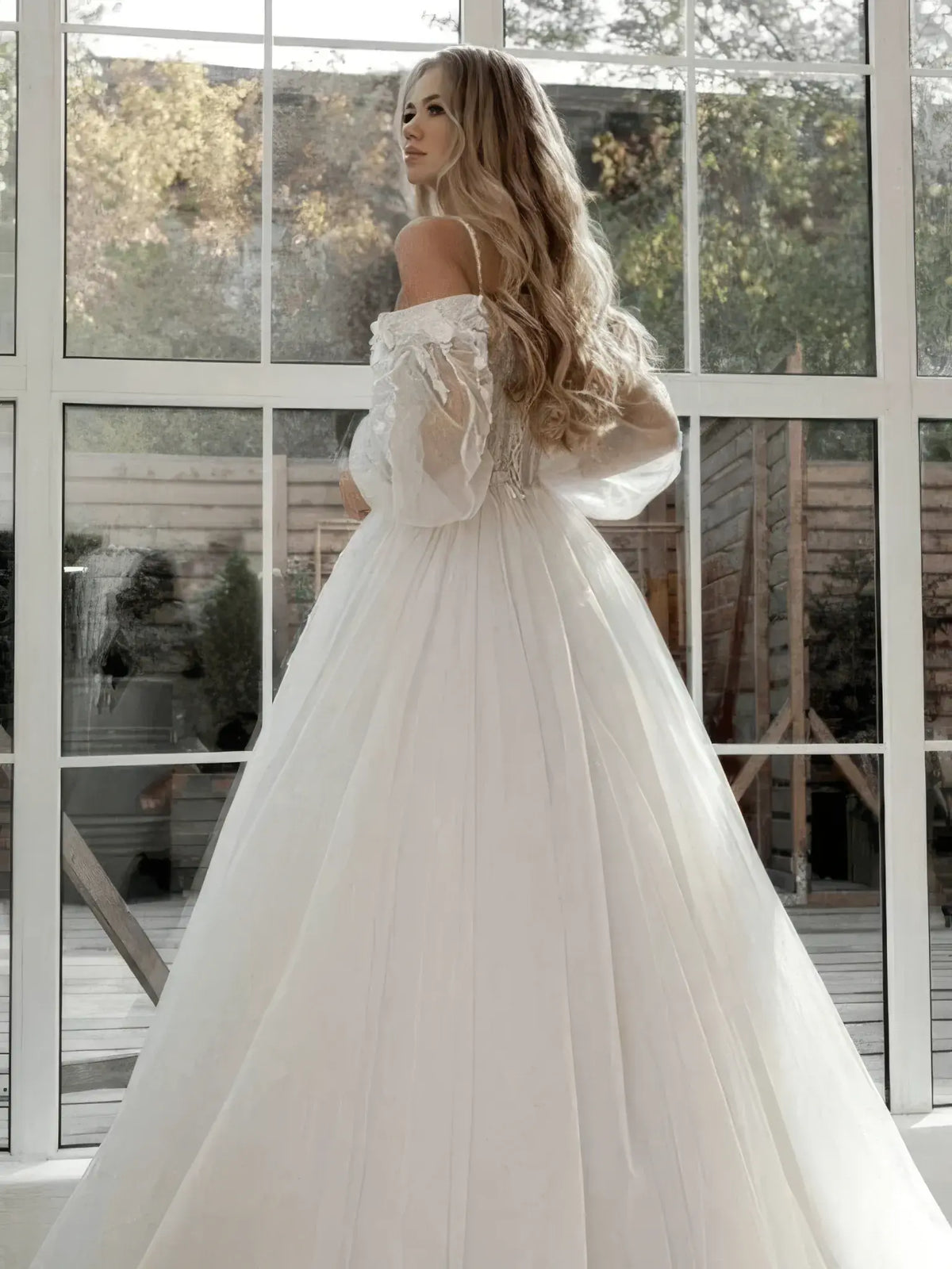 Robe de mariage princesse dentelle et satin vue de profil avec manches bouffantes