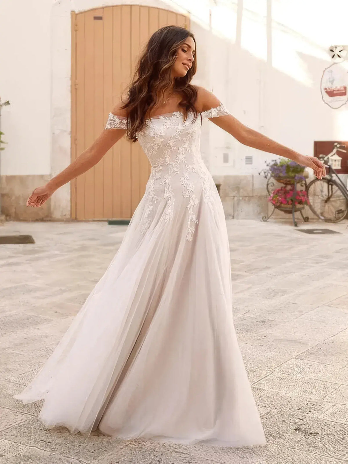 Robe de mariée champêtre épaules dénudées, jupe en tulle ample en mouvement