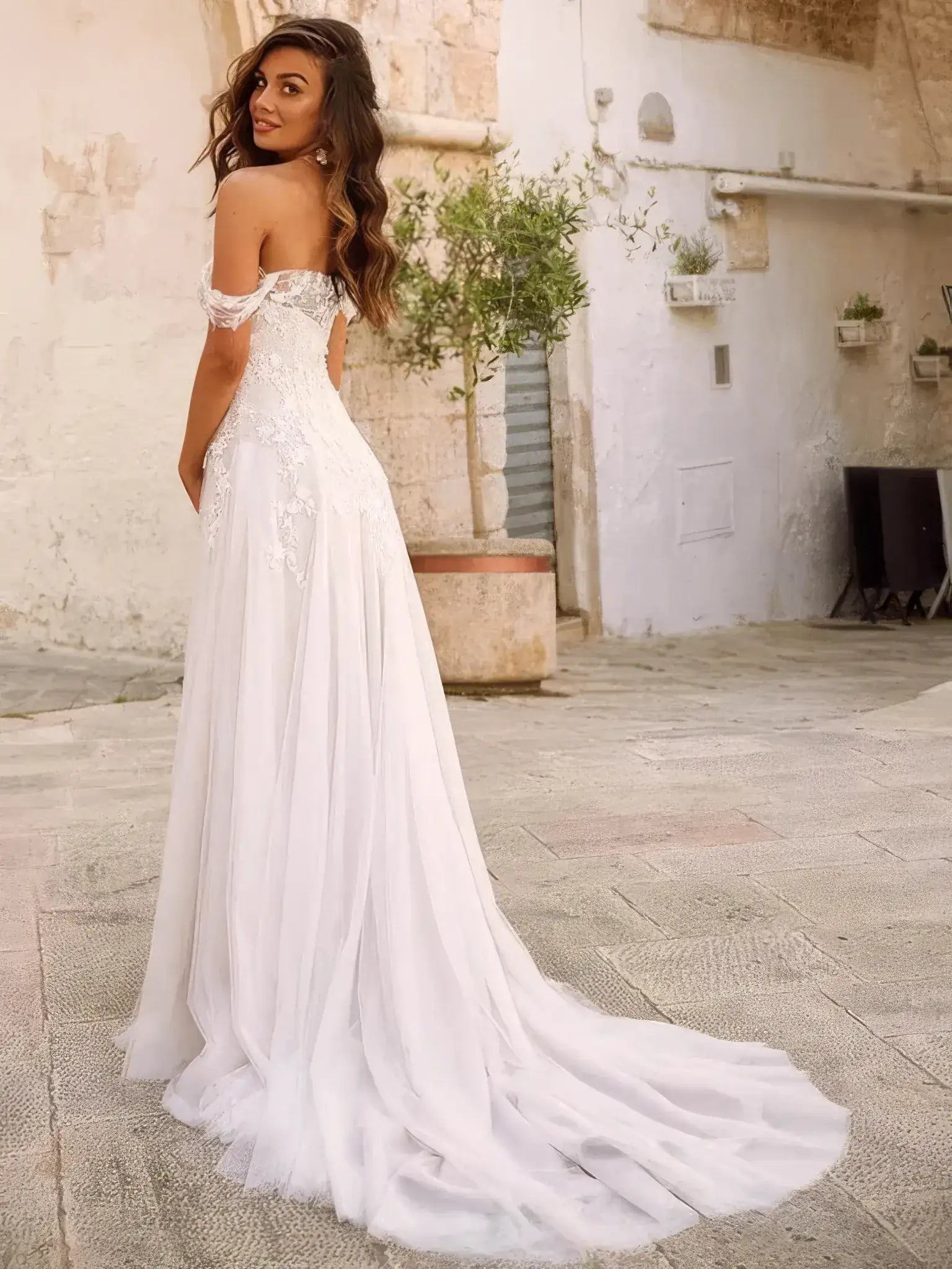 Robe de mariée champêtre à bretelles tombantes et dentelle florale, vue de face