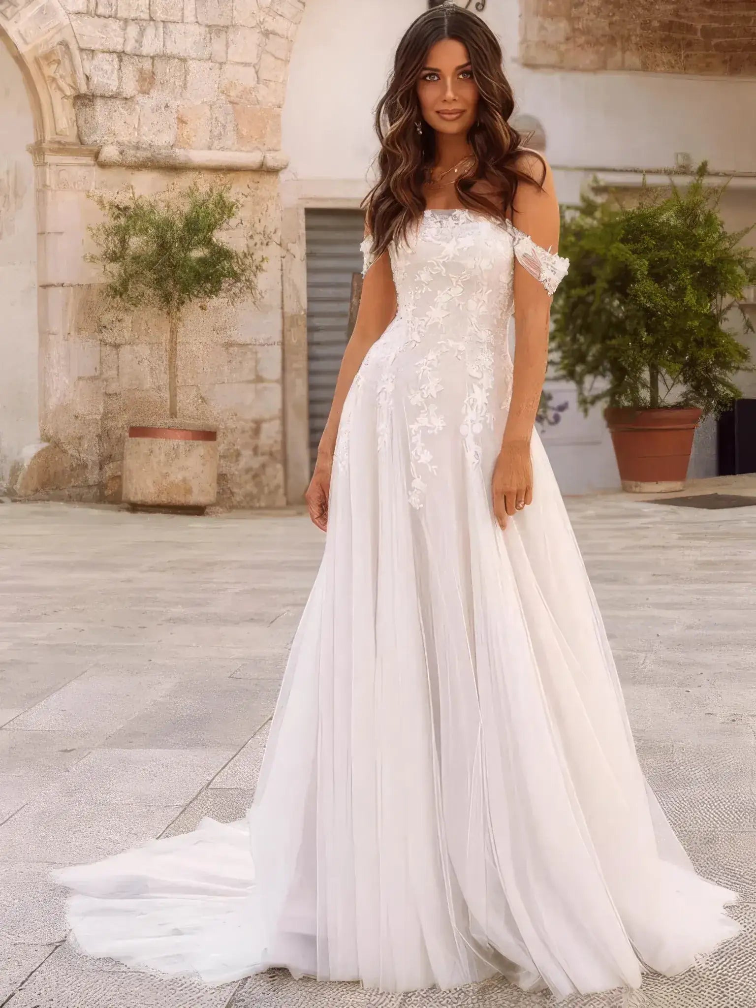 Robe de mariée champêtre à bretelles tombantes et dentelle florale, vue de face