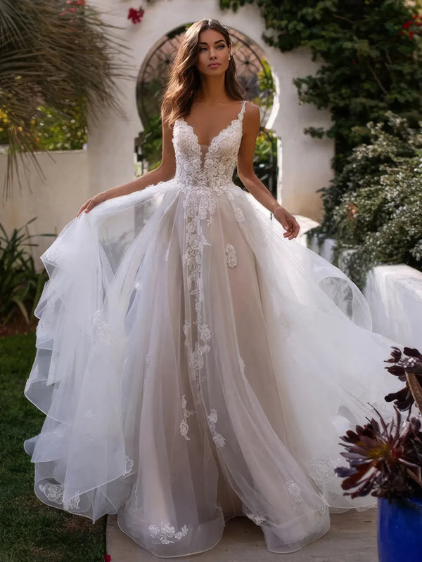 Robe de mariée champêtre en dentelle fleurie, jupe en tulle vaporeuse vue de face