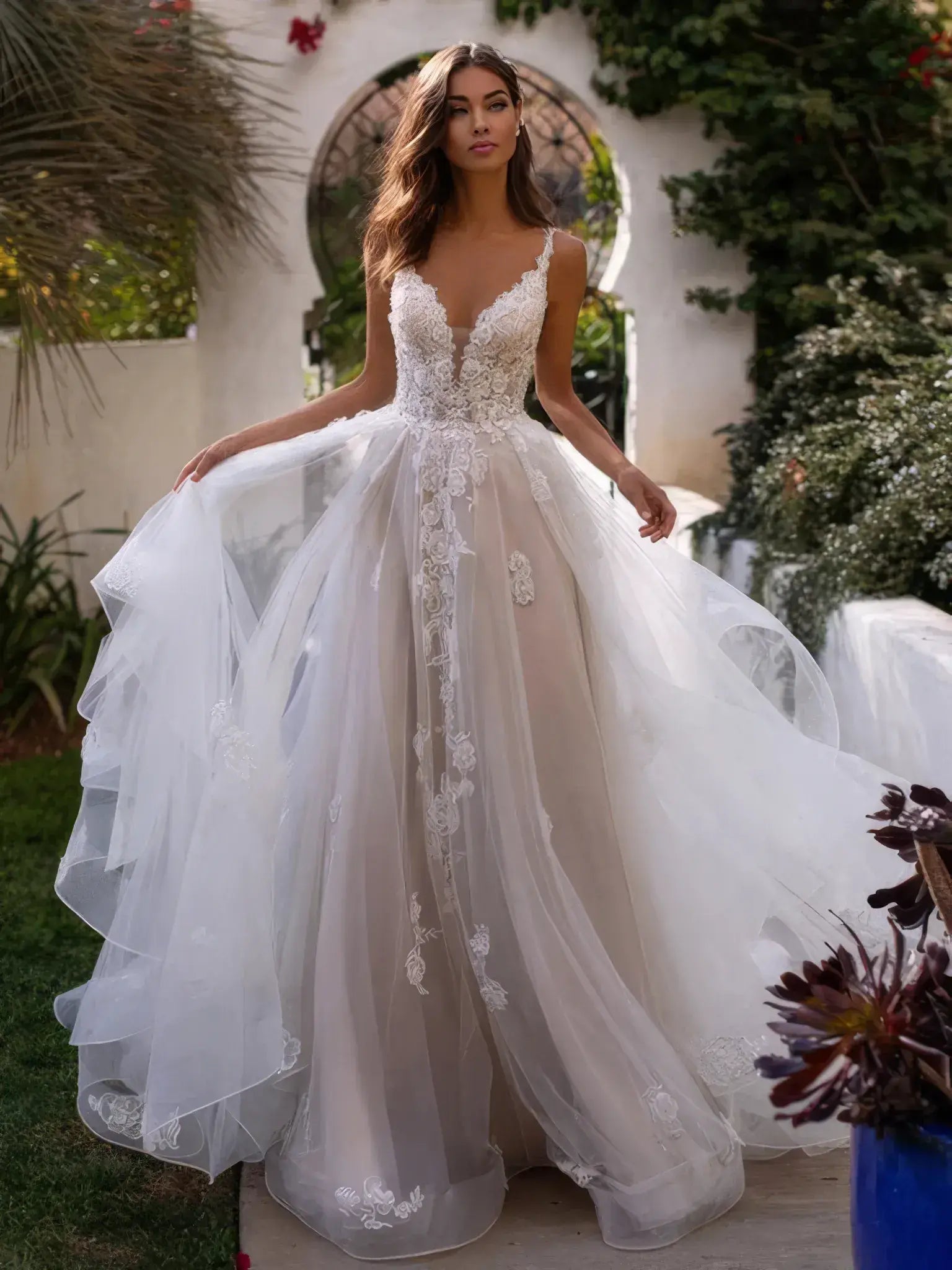 Robe de mariée champêtre en dentelle fleurie, jupe en tulle vaporeuse vue de face