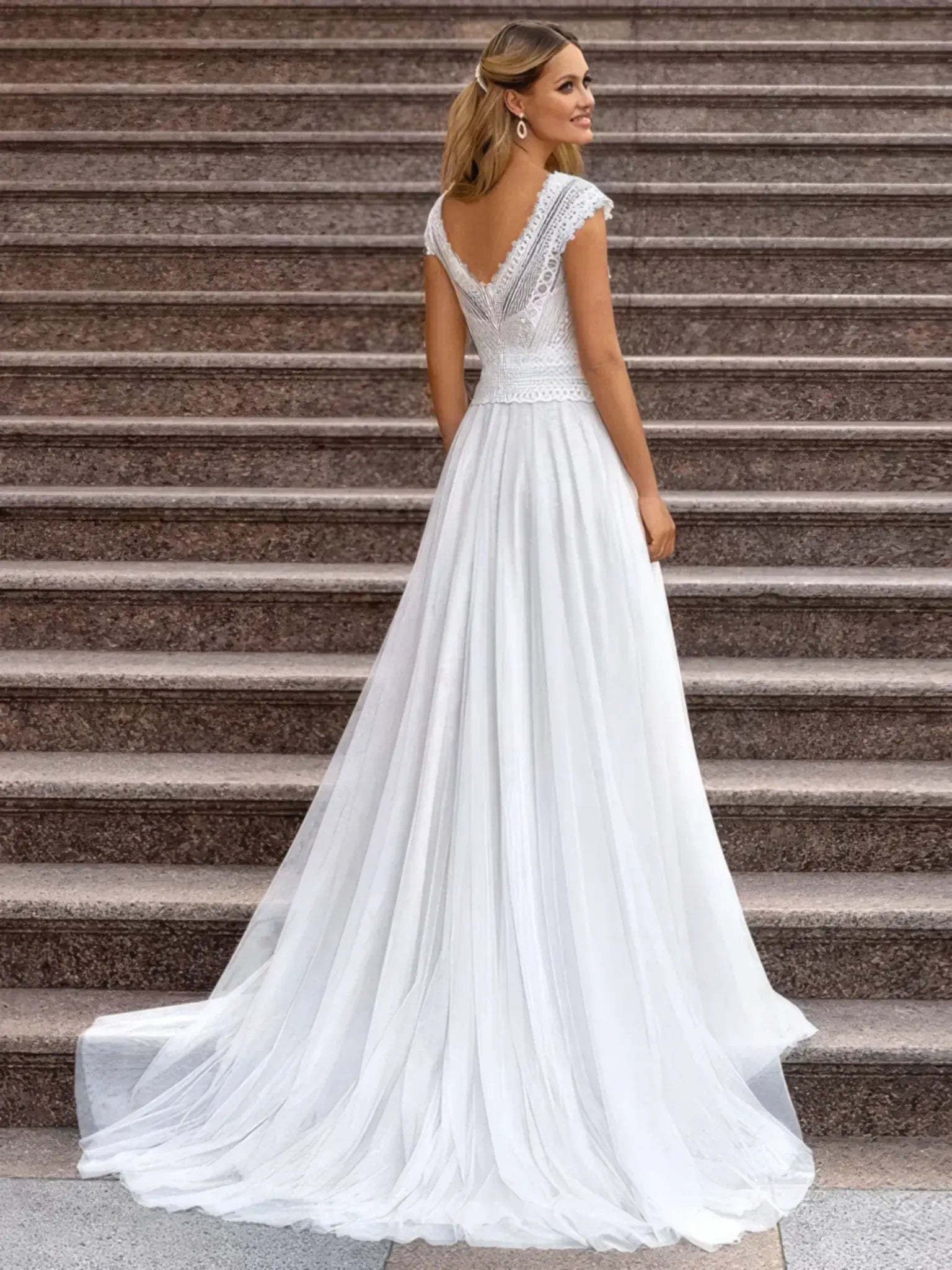 Robe de mariée champêtre fluide à mancherons en dentelle et décolleté en V