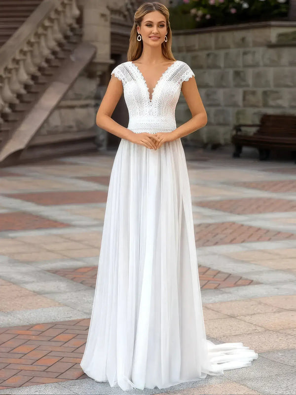 Robe de mariée champêtre fluide à mancherons en dentelle et décolleté en V