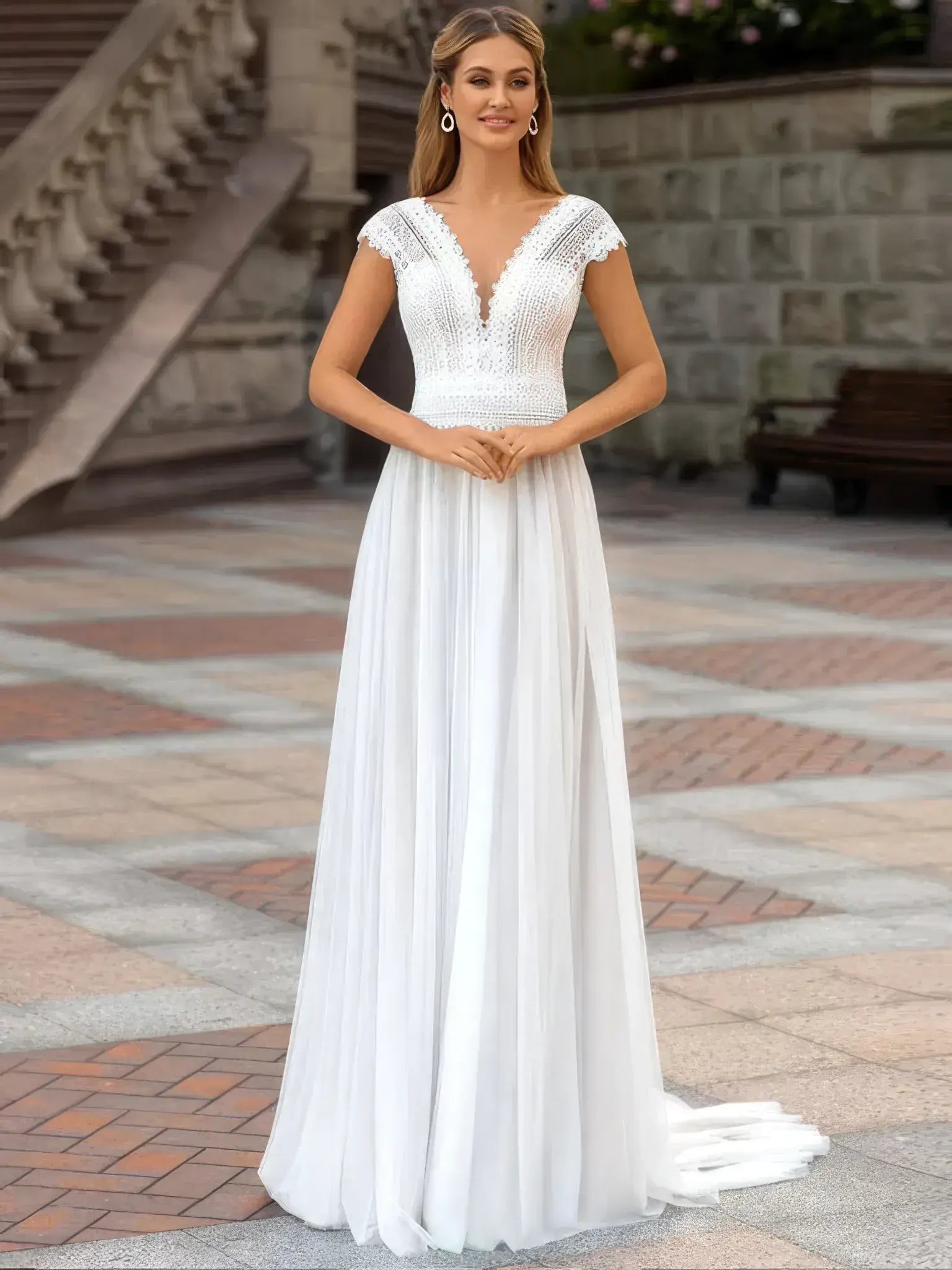 Robe de mariée champêtre fluide à mancherons en dentelle et décolleté en V