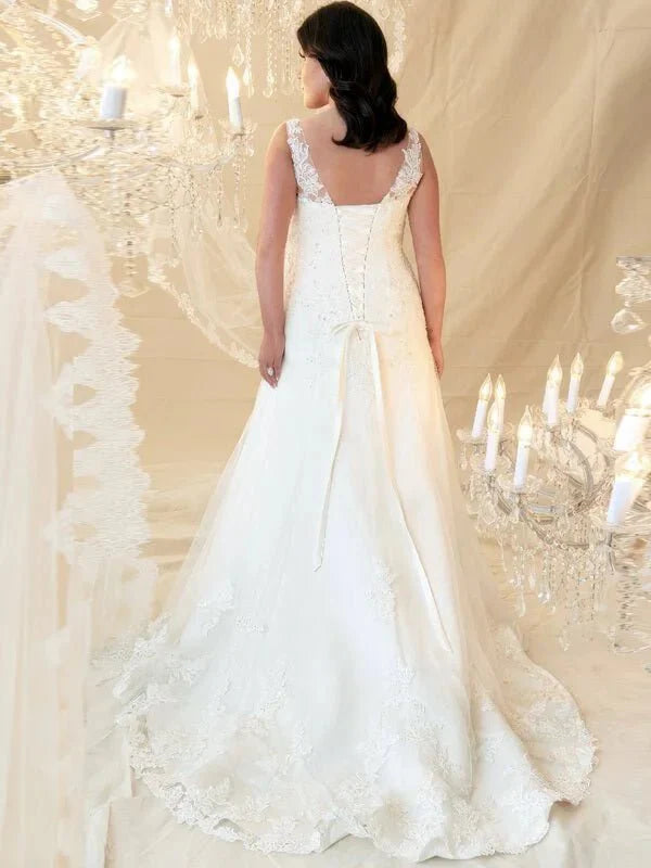 Robe Mariée Femme Ronde, détail gros plan, broderie et ornements