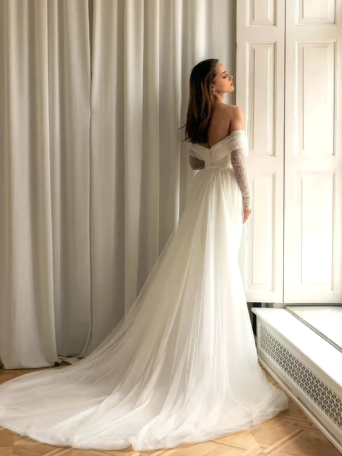 Detail de la dentelle transparente sur la robe de mariee fourreau dos nu