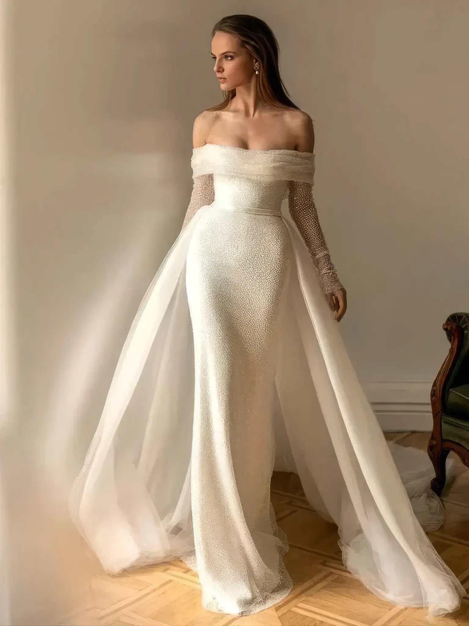 Robe de mariee fourreau dos nu vue de face pres du corps en dentelle