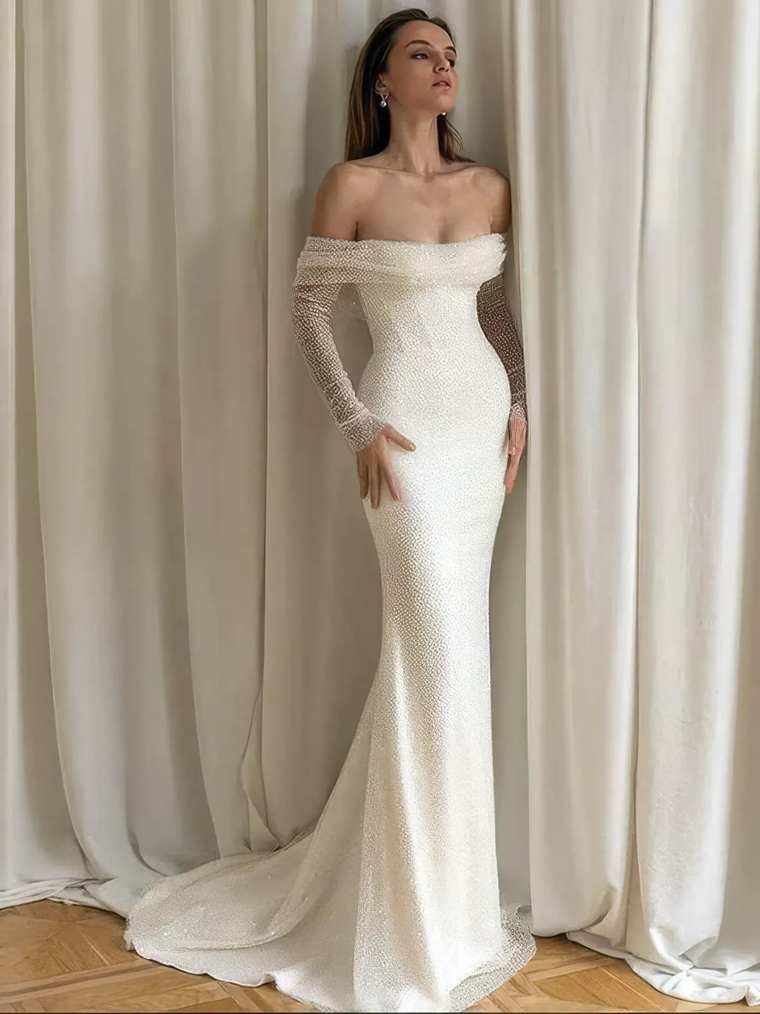 Robe de mariee fourreau dos nu vue de face pres du corps en dentelle