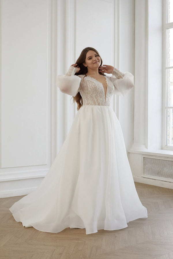 Robe de mariée organza curvy, manches longues bouffantes, buste en dentelle brodée et décolleté plongeant