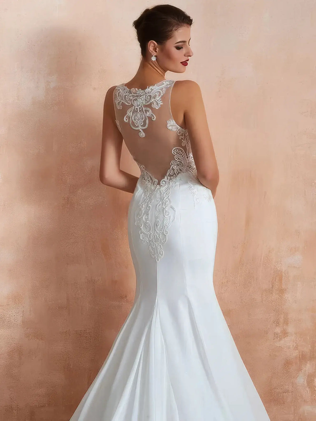 Robe de mariee sirene chic vue de profil epousant la silhouette jusqu aux genoux
