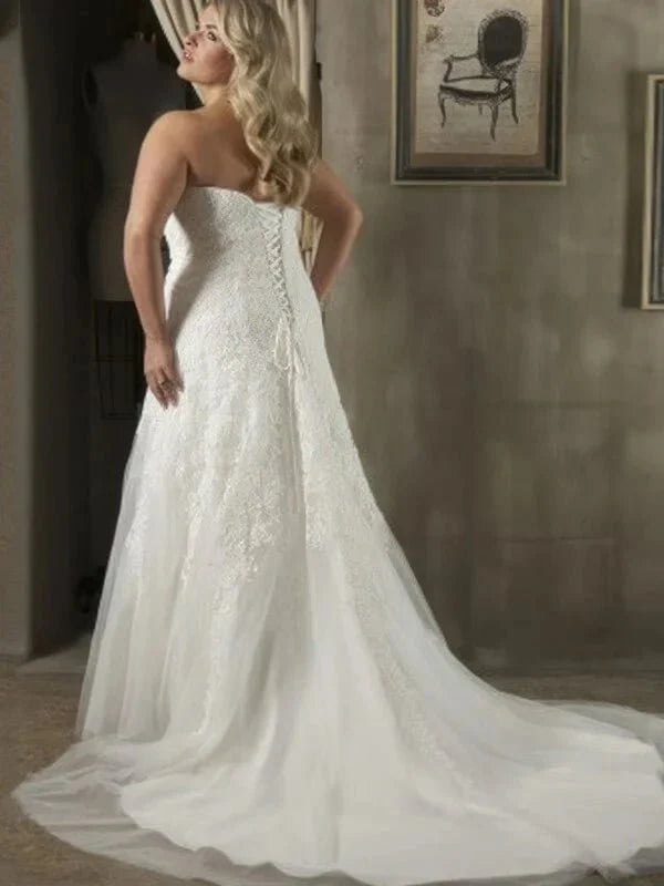 Robes de Mariée Femme Ronde, vue de dos, détails et finitions