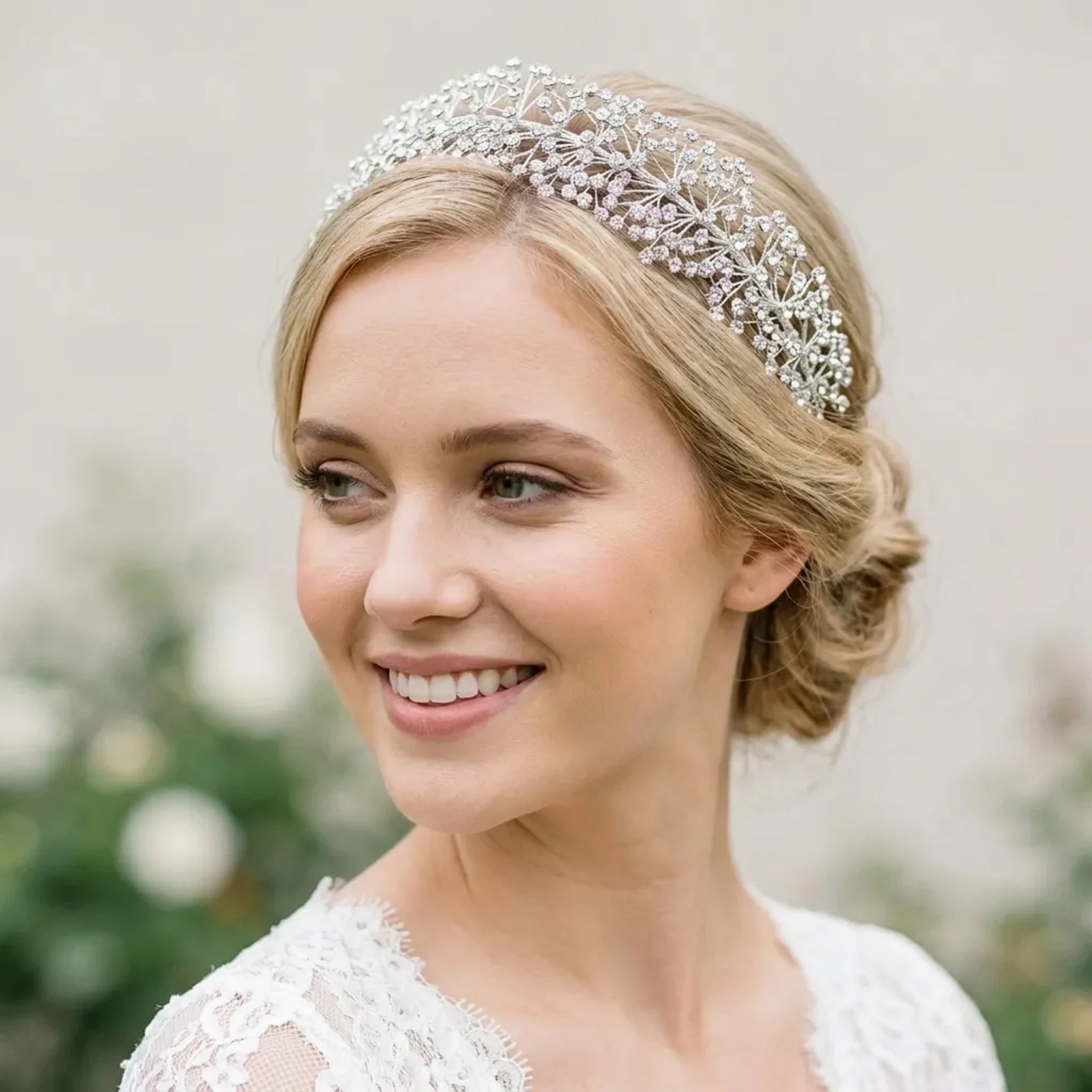 Serre-tête mariée Solène porté par une mariée blonde, portrait