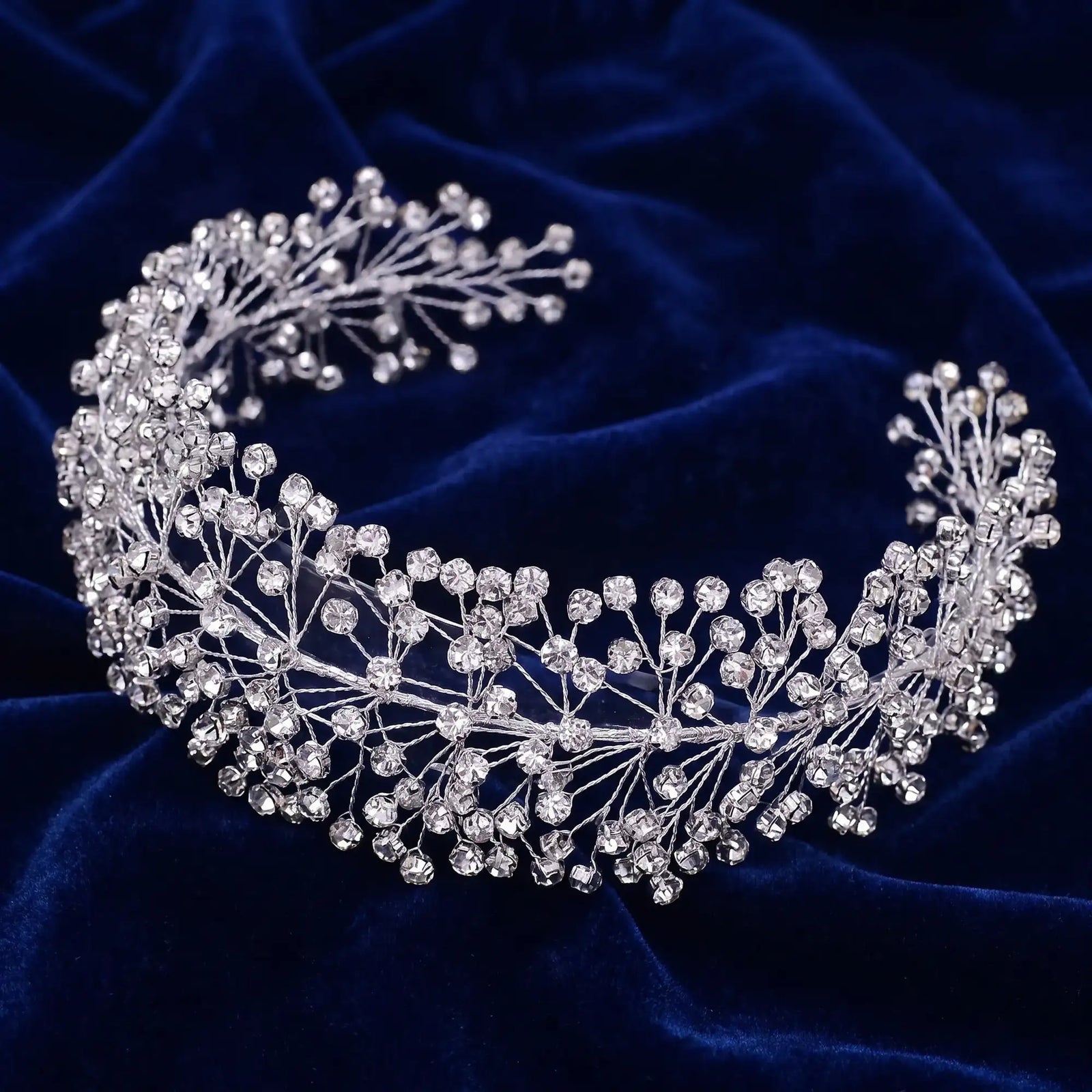 Serre-tête mariée Solène sur fond blanc, accessoire cheveux en cristal
