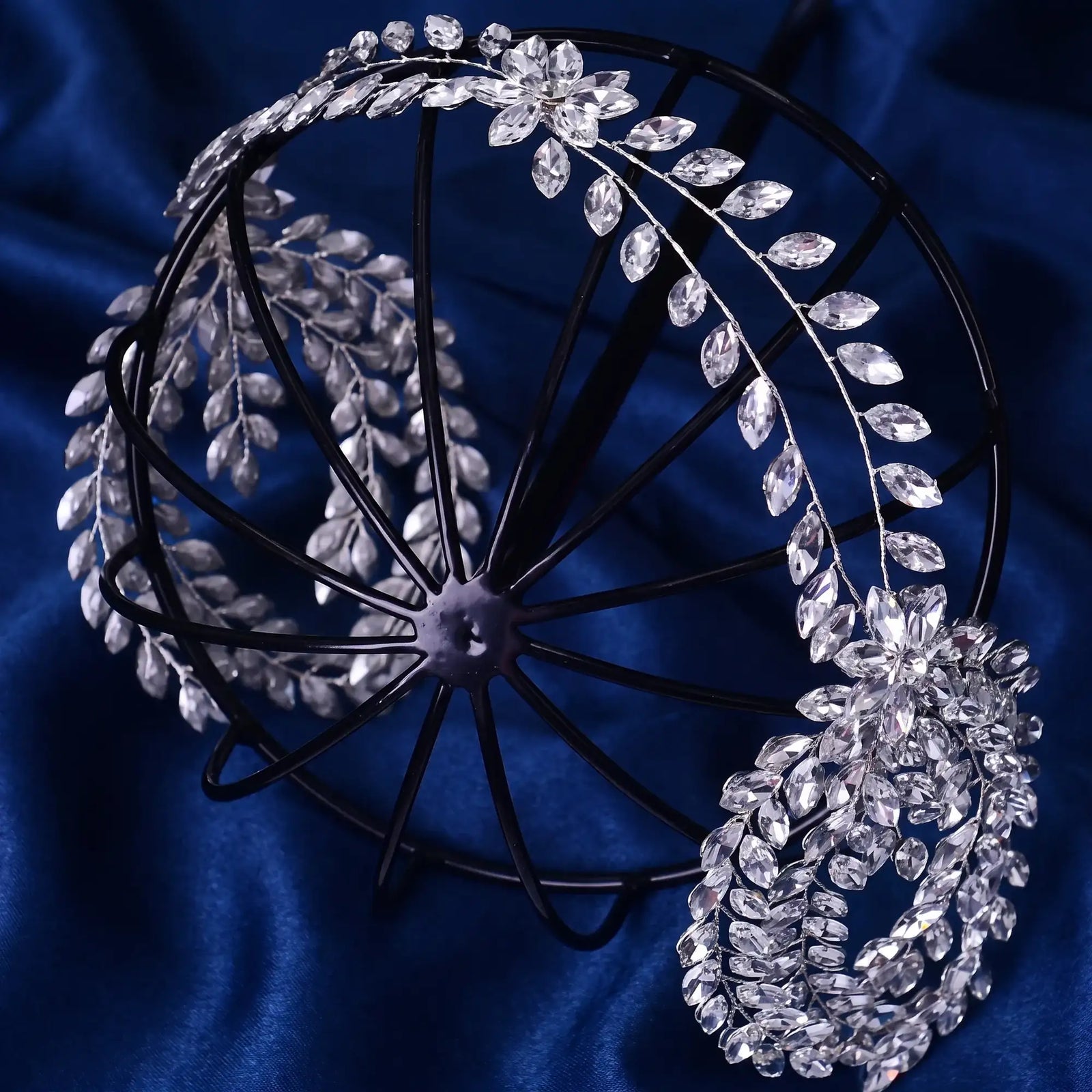 Vigne de cheveux de mariée Céleste en strass et cristaux sur monture souple argentée