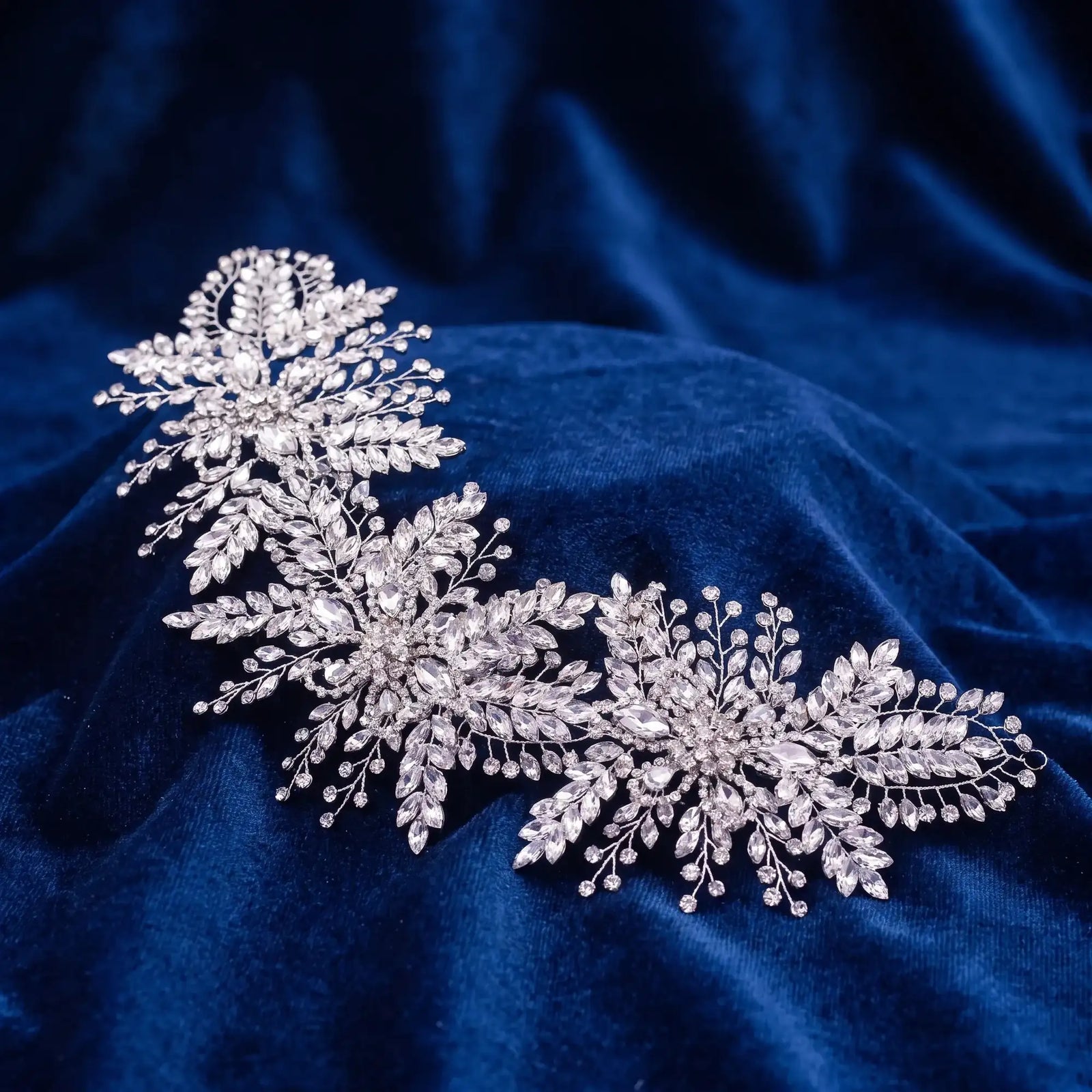 Vigne de cheveux de mariée Léopoldine en strass et cristaux sur monture souple argentée