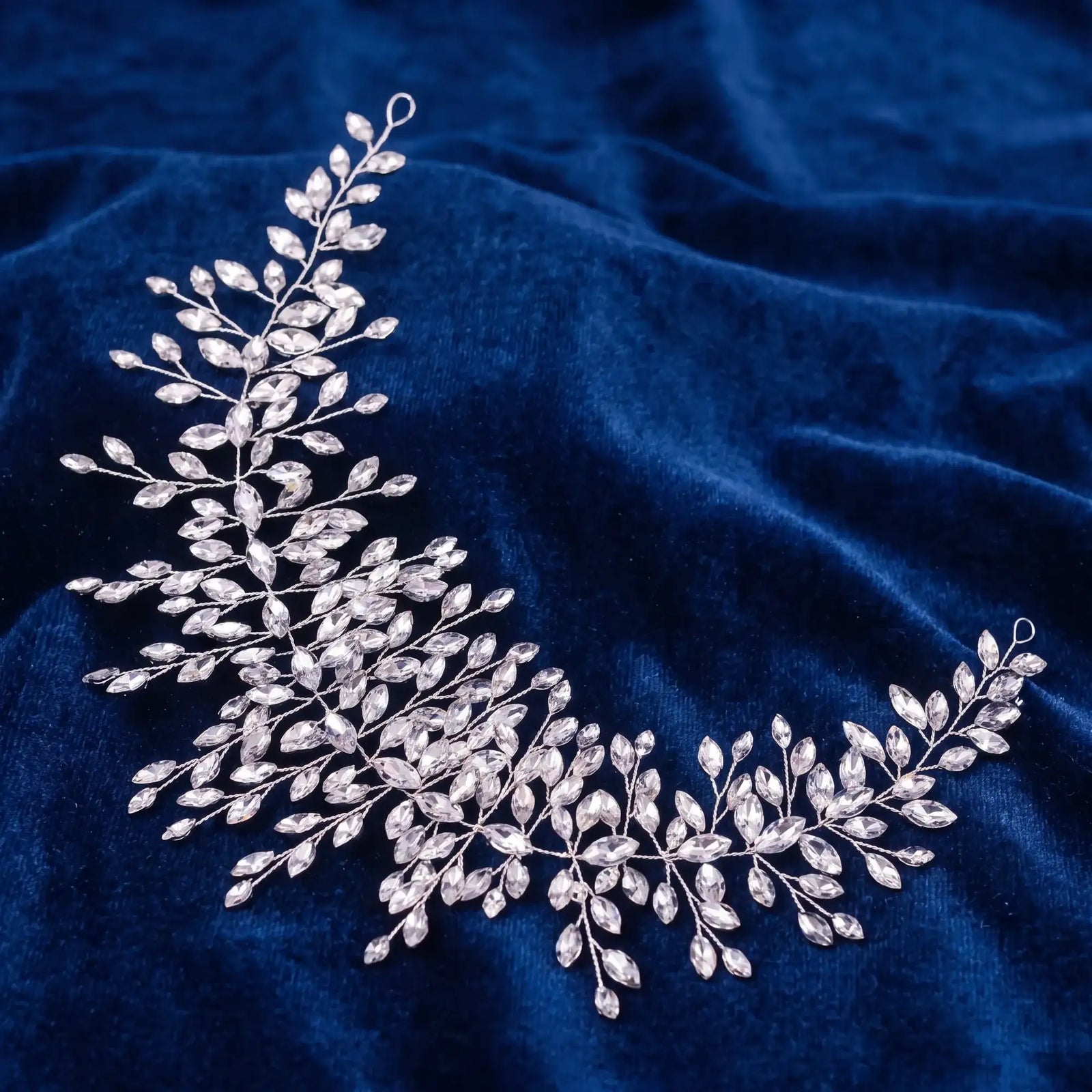 Vigne de cheveux de mariée Romane en strass et cristaux sur monture souple argentée