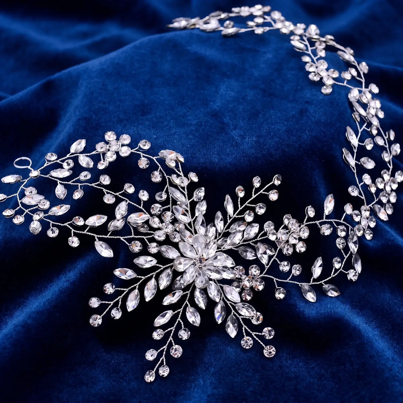 Vigne de cheveux de mariée Salomé en strass et cristaux sur monture souple argentée